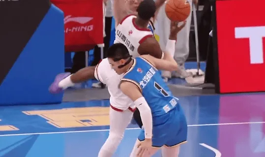 爱奇艺视频-陈盈骏防守中直接拉倒迪亚洛，随后奈特冲向前者进行理论